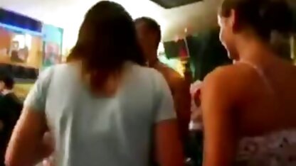 Una donna dai capelli castani accarezzò l'uomo film porno da vedere gratis muscoloso e poi fece sesso con lei in posizione verticale.