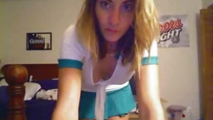 La giovane vedere porno gratis bionda con una sapiente manipolazione dei genitali maschili.